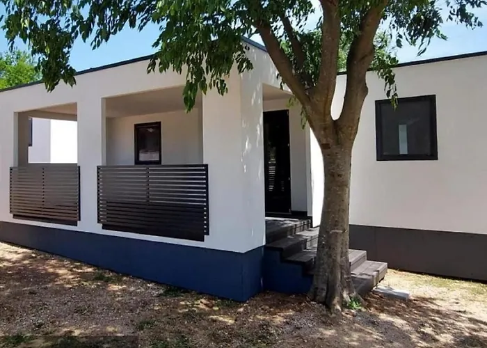 Dom wakacyjny Mobile In With Garden